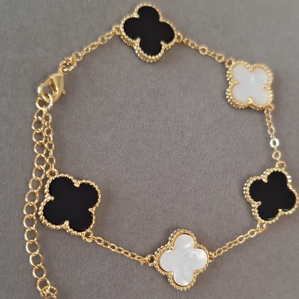 Mother pearl and black onyx clover bracelet